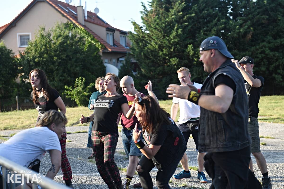 Fest a půl odstartoval naplno: První den nabídl punkrock v podání M3ta, Zvýšenýho rizika, Houby či PUM