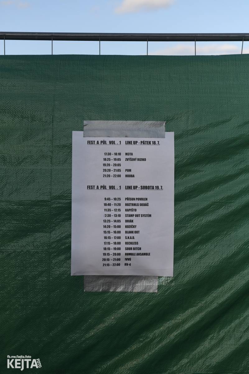 Fest a půl odstartoval naplno: První den nabídl punkrock v podání M3ta, Zvýšenýho rizika, Houby či PUM