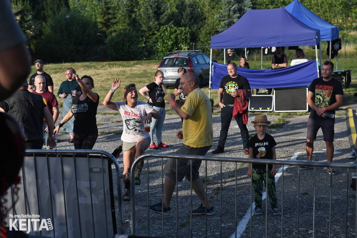 Fest a půl odstartoval naplno: První den nabídl punkrock v podání M3ta, Zvýšenýho rizika, Houby či PUM