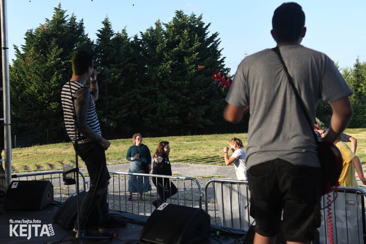 Fest a půl odstartoval naplno: První den nabídl punkrock v podání M3ta, Zvýšenýho rizika, Houby či PUM