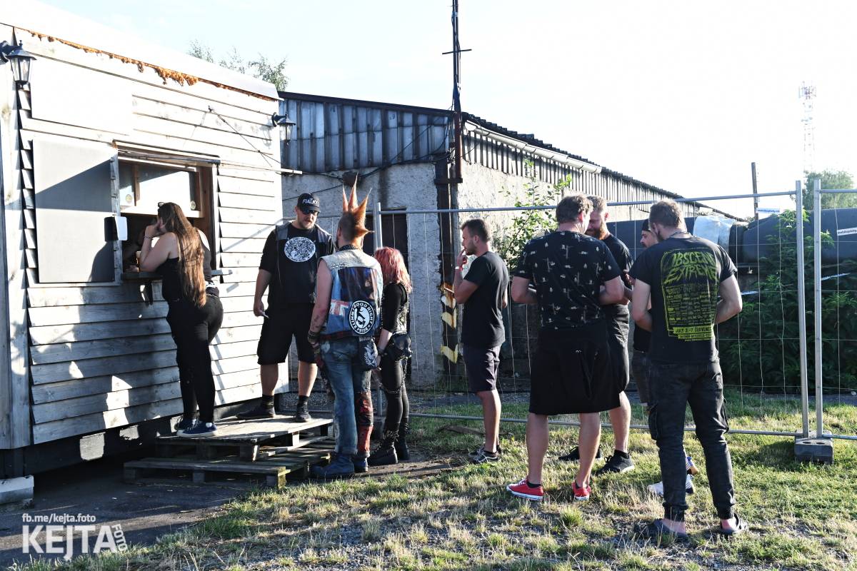 Fest a půl odstartoval naplno: První den nabídl punkrock v podání M3ta, Zvýšenýho rizika, Houby či PUM