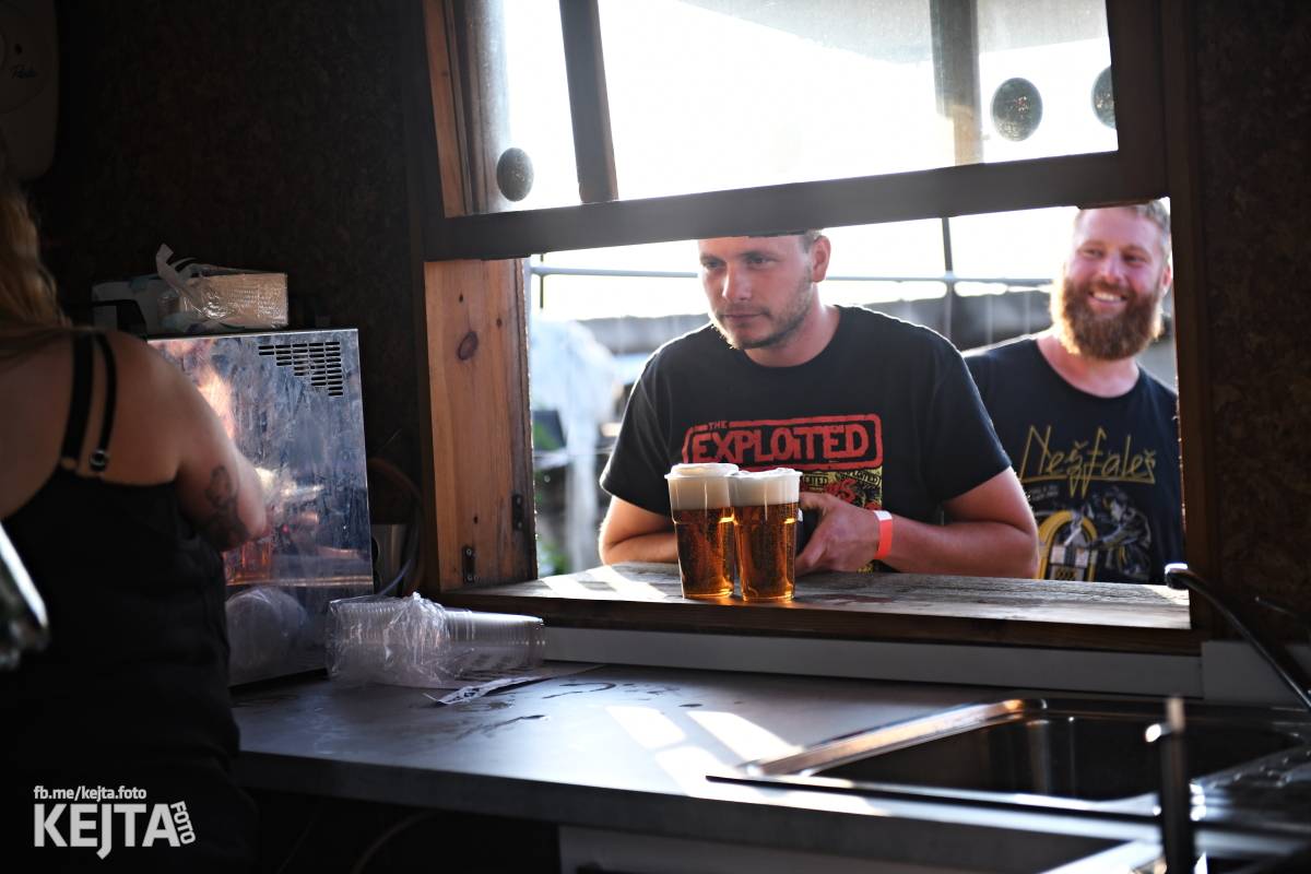 Fest a půl odstartoval naplno: První den nabídl punkrock v podání M3ta, Zvýšenýho rizika, Houby či PUM