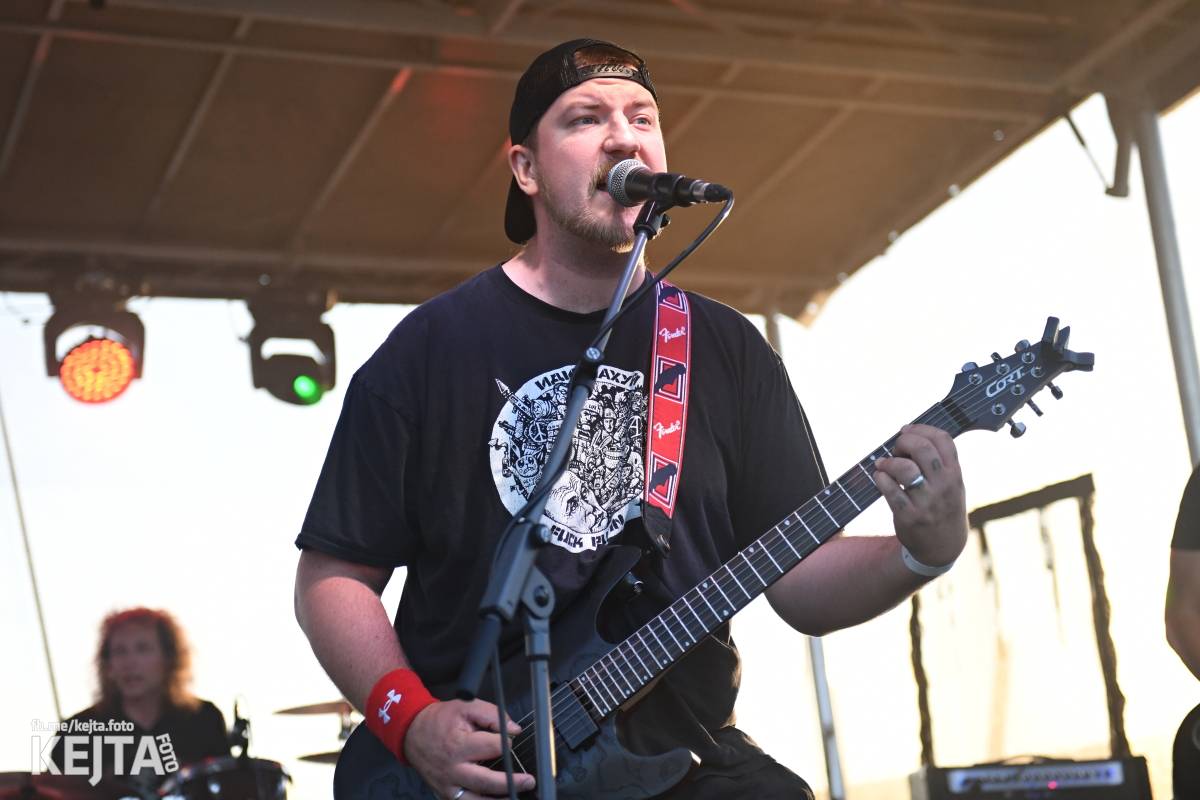 Fest a půl odstartoval naplno: První den nabídl punkrock v podání M3ta, Zvýšenýho rizika, Houby či PUM