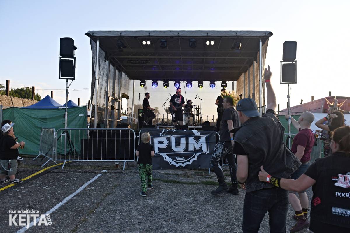 Fest a půl odstartoval naplno: První den nabídl punkrock v podání M3ta, Zvýšenýho rizika, Houby či PUM