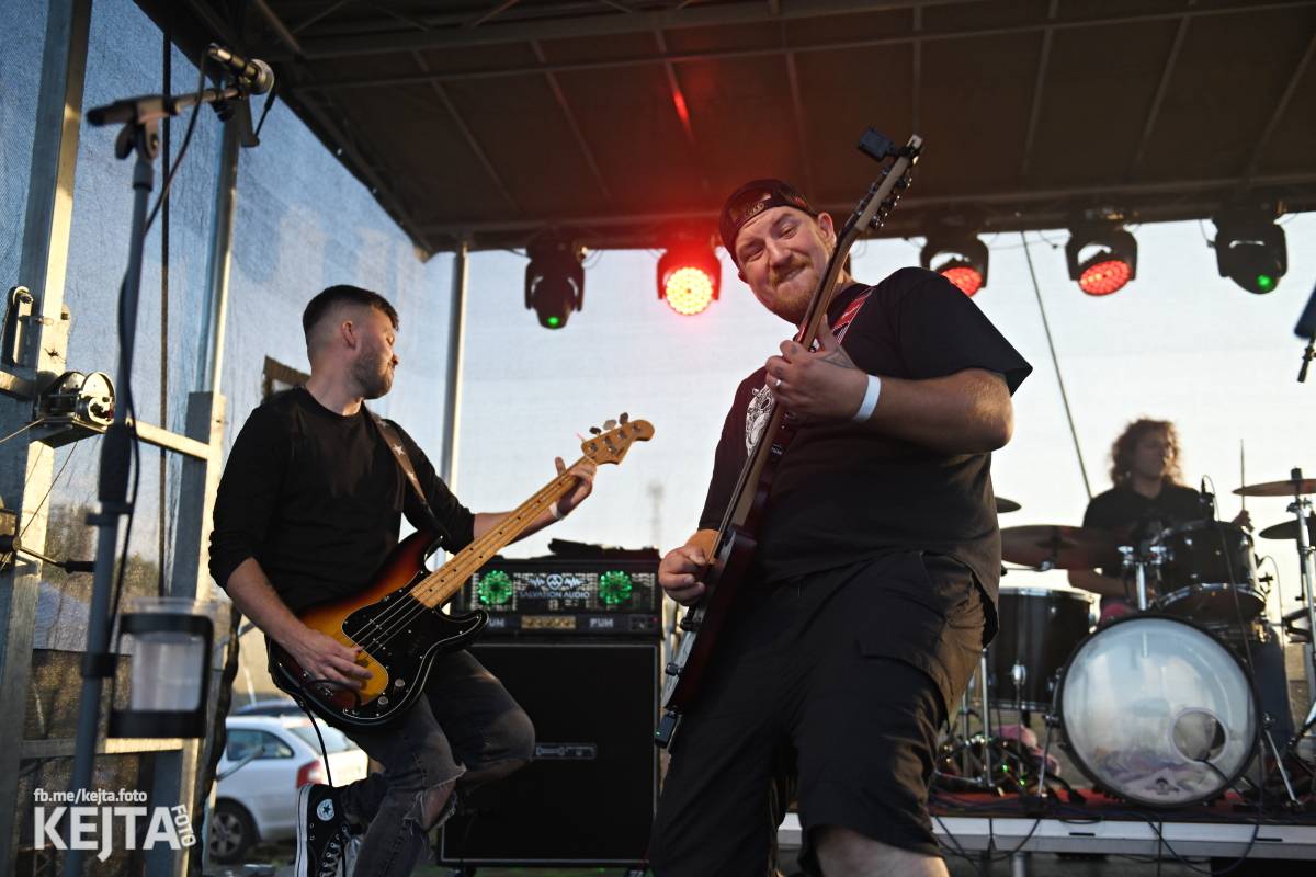 Fest a půl odstartoval naplno: První den nabídl punkrock v podání M3ta, Zvýšenýho rizika, Houby či PUM