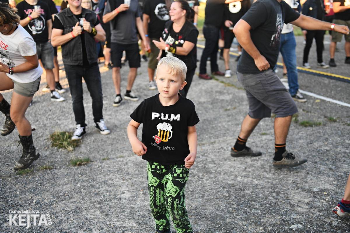 Fest a půl odstartoval naplno: První den nabídl punkrock v podání M3ta, Zvýšenýho rizika, Houby či PUM