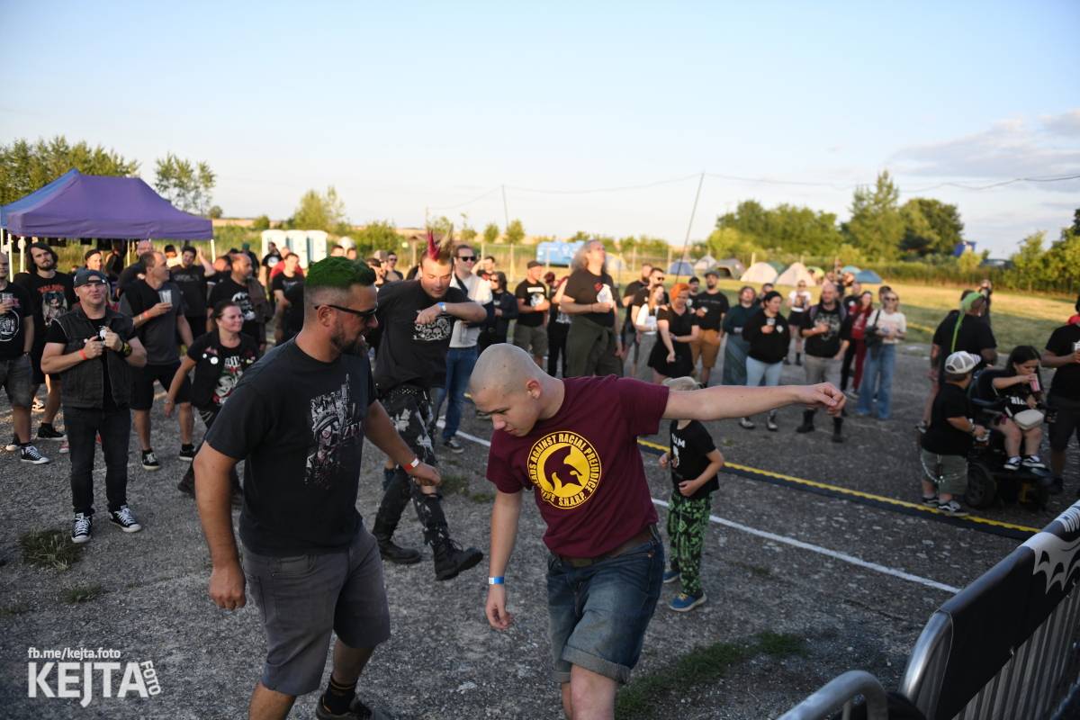 Fest a půl odstartoval naplno: První den nabídl punkrock v podání M3ta, Zvýšenýho rizika, Houby či PUM