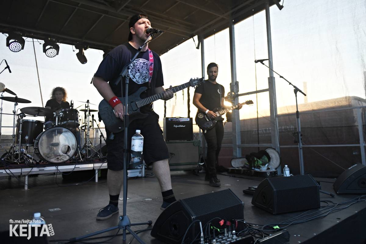 Fest a půl odstartoval naplno: První den nabídl punkrock v podání M3ta, Zvýšenýho rizika, Houby či PUM