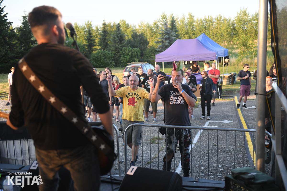 Fest a půl odstartoval naplno: První den nabídl punkrock v podání M3ta, Zvýšenýho rizika, Houby či PUM
