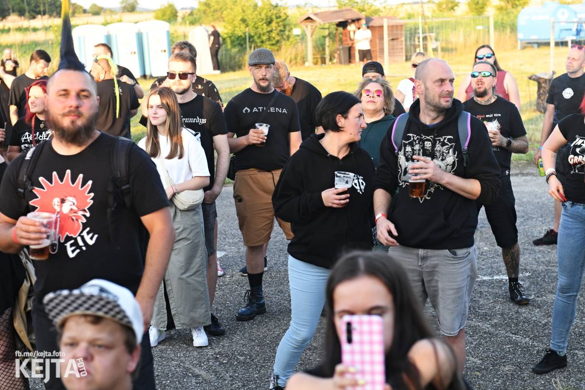 Fest a půl odstartoval naplno: První den nabídl punkrock v podání M3ta, Zvýšenýho rizika, Houby či PUM