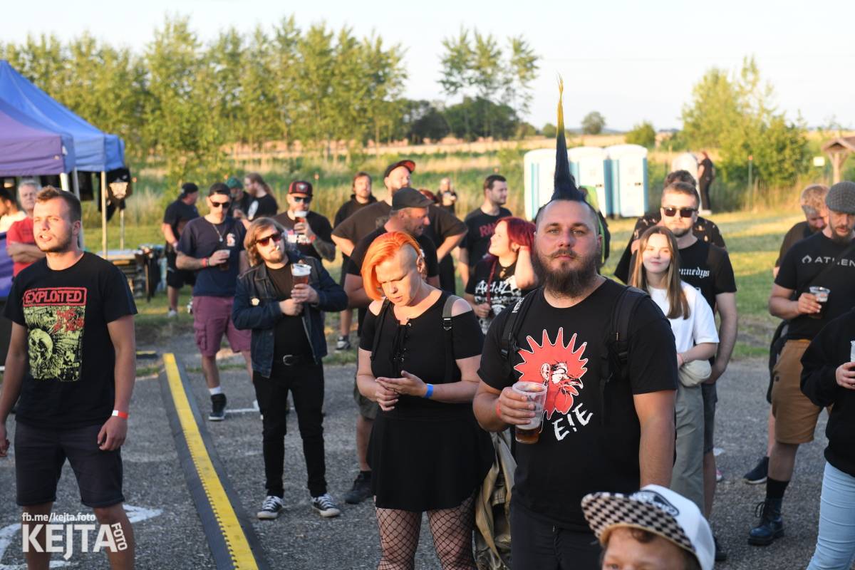 Fest a půl odstartoval naplno: První den nabídl punkrock v podání M3ta, Zvýšenýho rizika, Houby či PUM