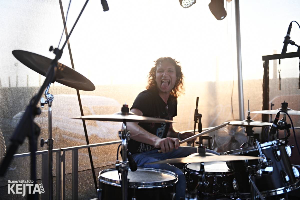 Fest a půl odstartoval naplno: První den nabídl punkrock v podání M3ta, Zvýšenýho rizika, Houby či PUM