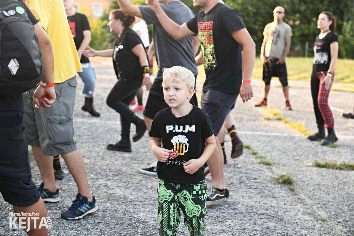 Fest a půl odstartoval naplno: První den nabídl punkrock v podání M3ta, Zvýšenýho rizika, Houby či PUM