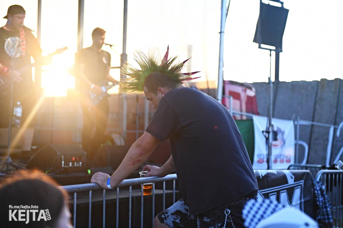 Fest a půl odstartoval naplno: První den nabídl punkrock v podání M3ta, Zvýšenýho rizika, Houby či PUM