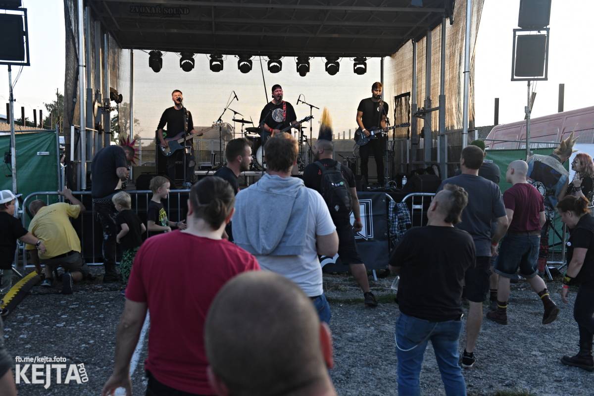 Fest a půl odstartoval naplno: První den nabídl punkrock v podání M3ta, Zvýšenýho rizika, Houby či PUM
