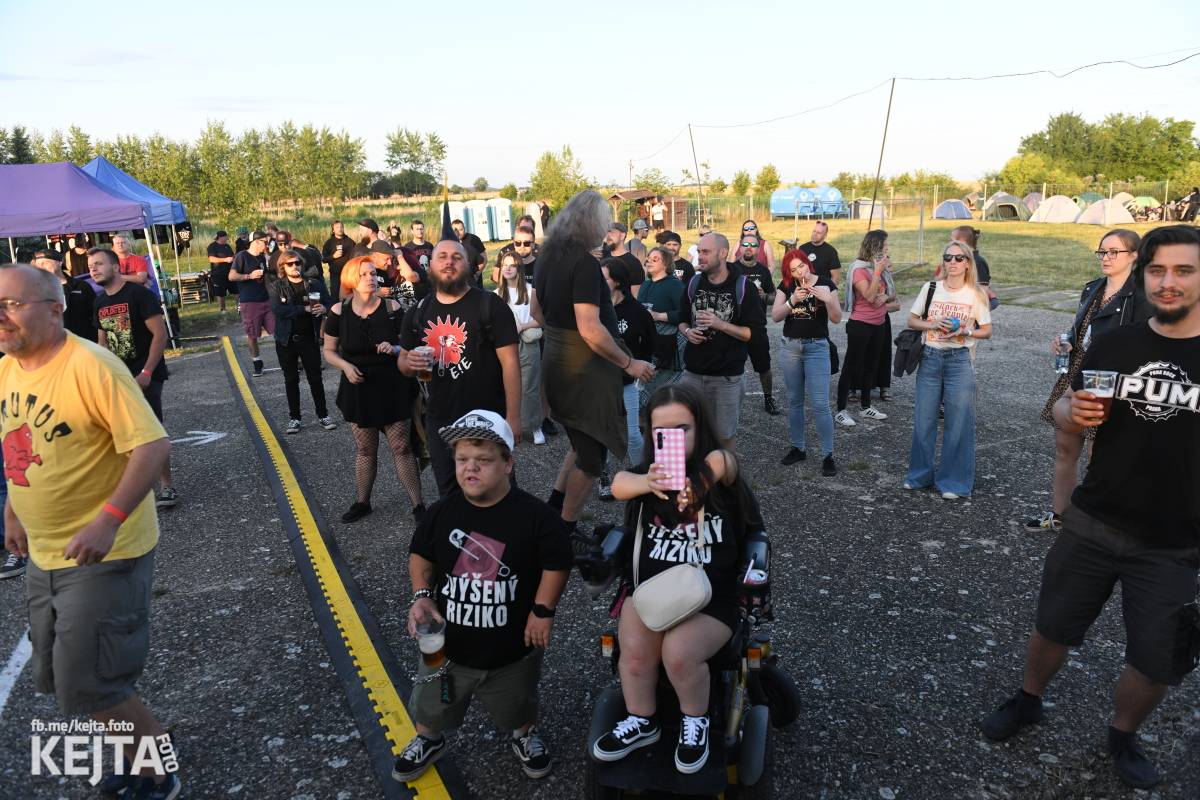 Fest a půl odstartoval naplno: První den nabídl punkrock v podání M3ta, Zvýšenýho rizika, Houby či PUM