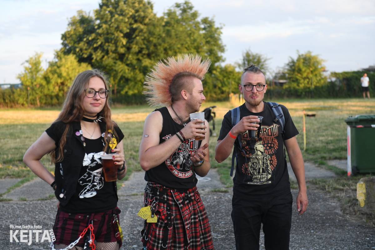 Fest a půl odstartoval naplno: První den nabídl punkrock v podání M3ta, Zvýšenýho rizika, Houby či PUM