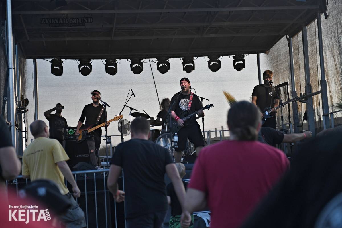 Fest a půl odstartoval naplno: První den nabídl punkrock v podání M3ta, Zvýšenýho rizika, Houby či PUM