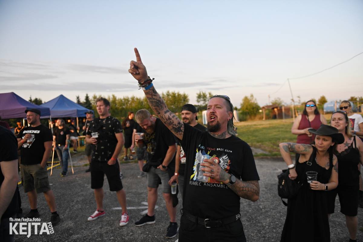 Fest a půl odstartoval naplno: První den nabídl punkrock v podání M3ta, Zvýšenýho rizika, Houby či PUM