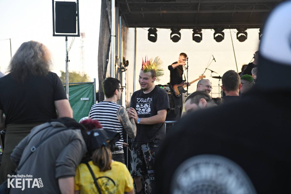 Fest a půl odstartoval naplno: První den nabídl punkrock v podání M3ta, Zvýšenýho rizika, Houby či PUM
