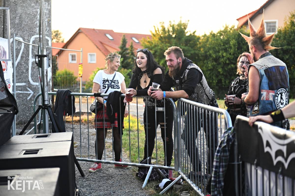 Fest a půl odstartoval naplno: První den nabídl punkrock v podání M3ta, Zvýšenýho rizika, Houby či PUM