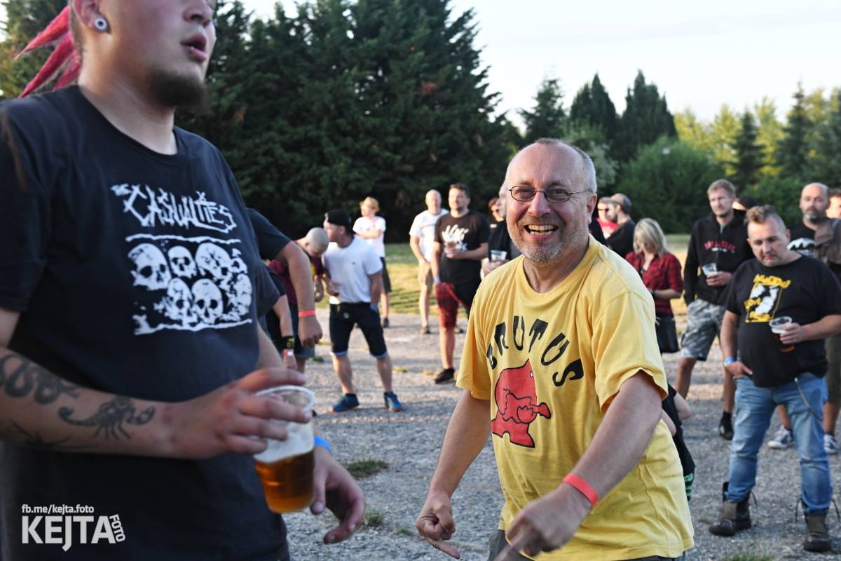 Fest a půl odstartoval naplno: První den nabídl punkrock v podání M3ta, Zvýšenýho rizika, Houby či PUM