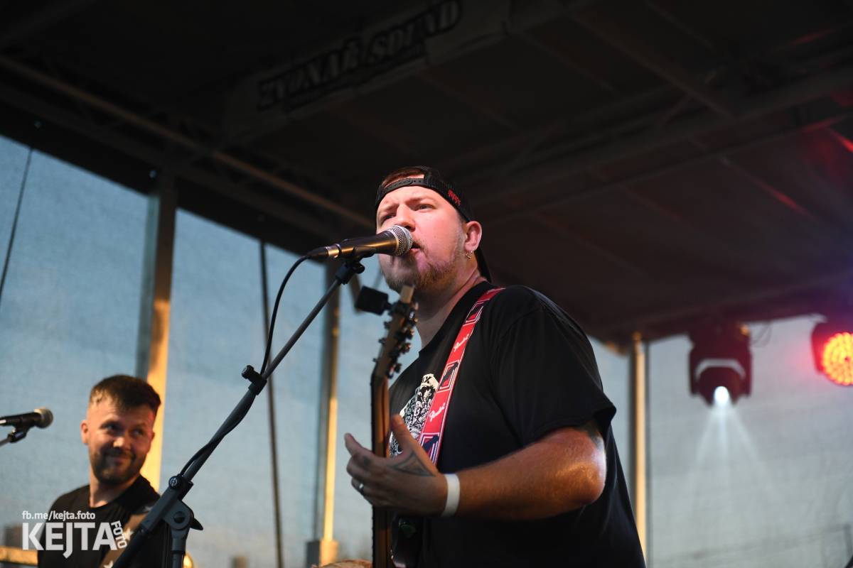 Fest a půl odstartoval naplno: První den nabídl punkrock v podání M3ta, Zvýšenýho rizika, Houby či PUM