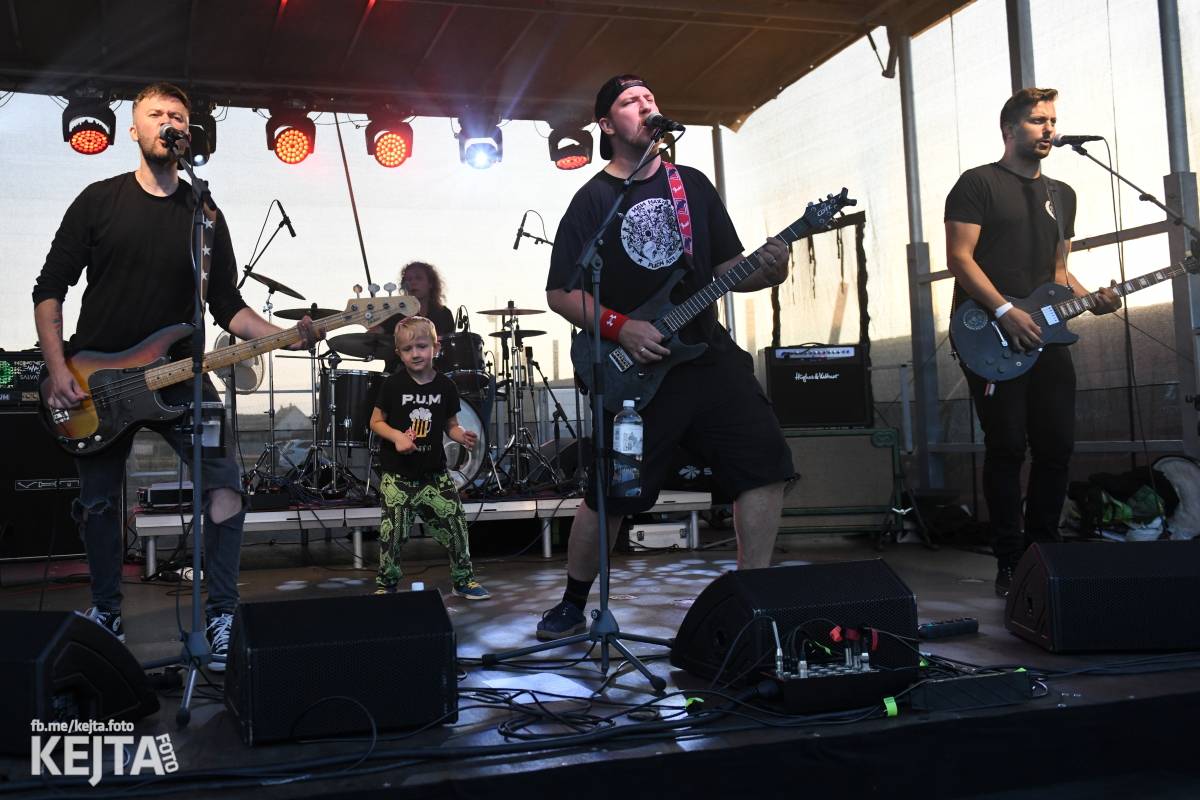 Fest a půl odstartoval naplno: První den nabídl punkrock v podání M3ta, Zvýšenýho rizika, Houby či PUM