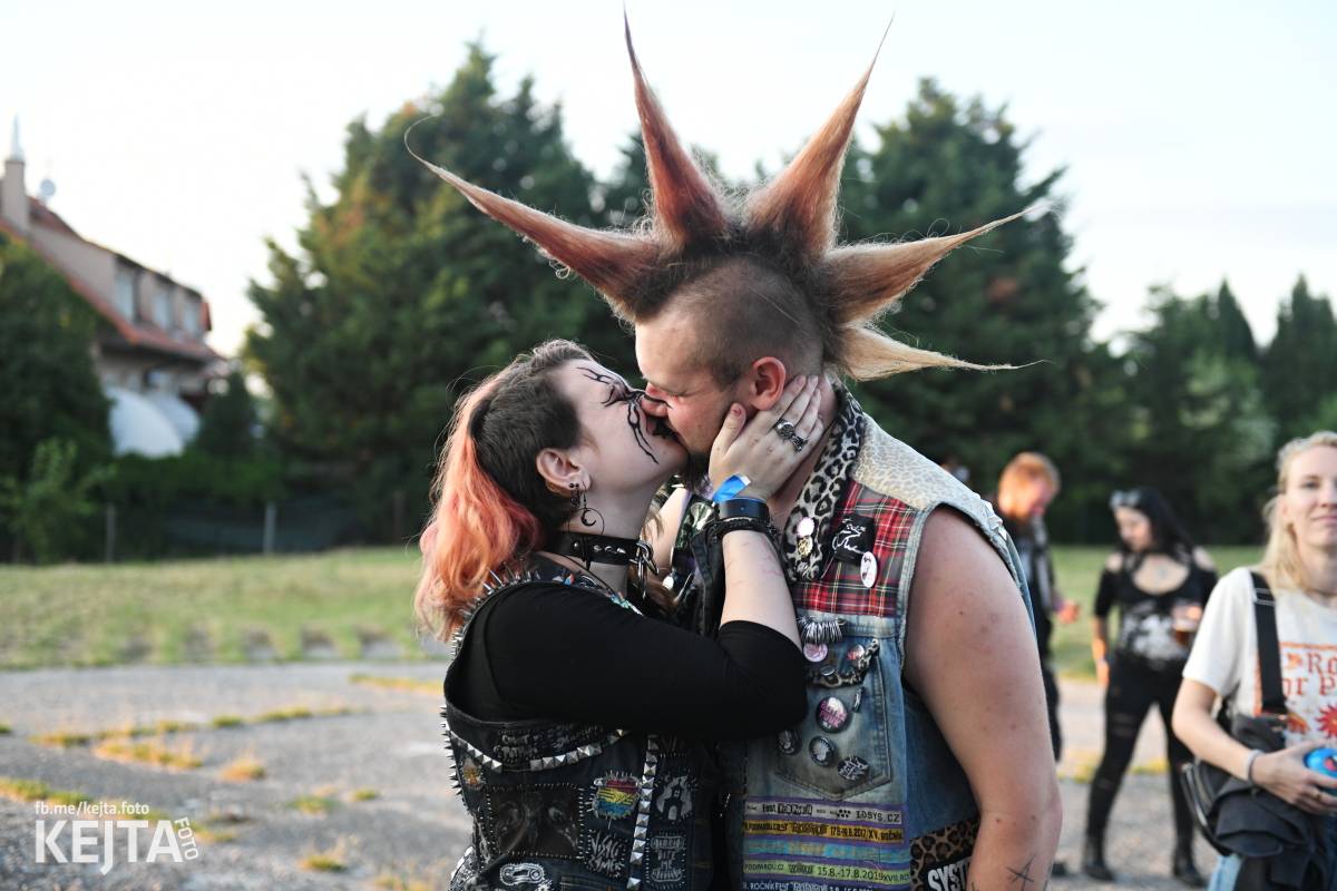 Fest a půl odstartoval naplno: První den nabídl punkrock v podání M3ta, Zvýšenýho rizika, Houby či PUM