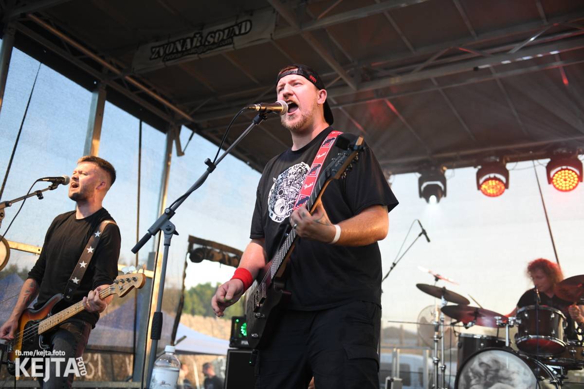 Fest a půl odstartoval naplno: První den nabídl punkrock v podání M3ta, Zvýšenýho rizika, Houby či PUM