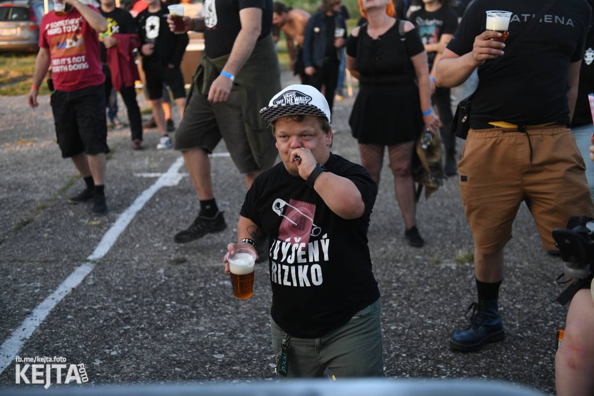 Fest a půl odstartoval naplno: První den nabídl punkrock v podání M3ta, Zvýšenýho rizika, Houby či PUM