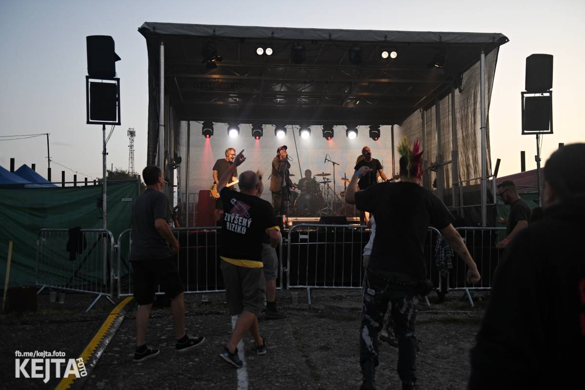 Fest a půl odstartoval naplno: První den nabídl punkrock v podání M3ta, Zvýšenýho rizika, Houby či PUM