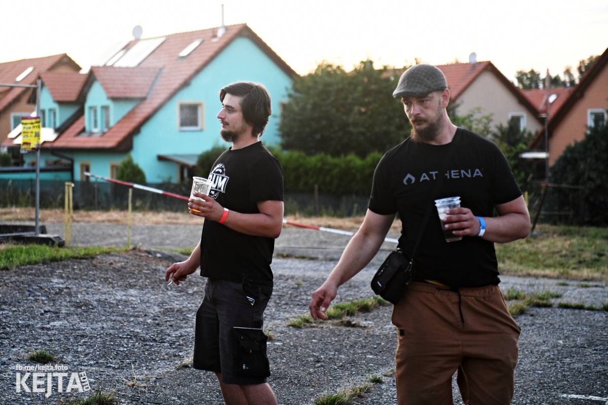 Fest a půl odstartoval naplno: První den nabídl punkrock v podání M3ta, Zvýšenýho rizika, Houby či PUM