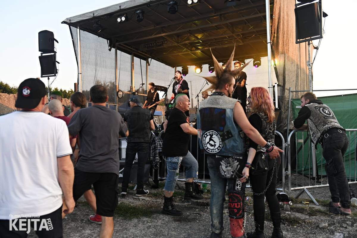 Fest a půl odstartoval naplno: První den nabídl punkrock v podání M3ta, Zvýšenýho rizika, Houby či PUM