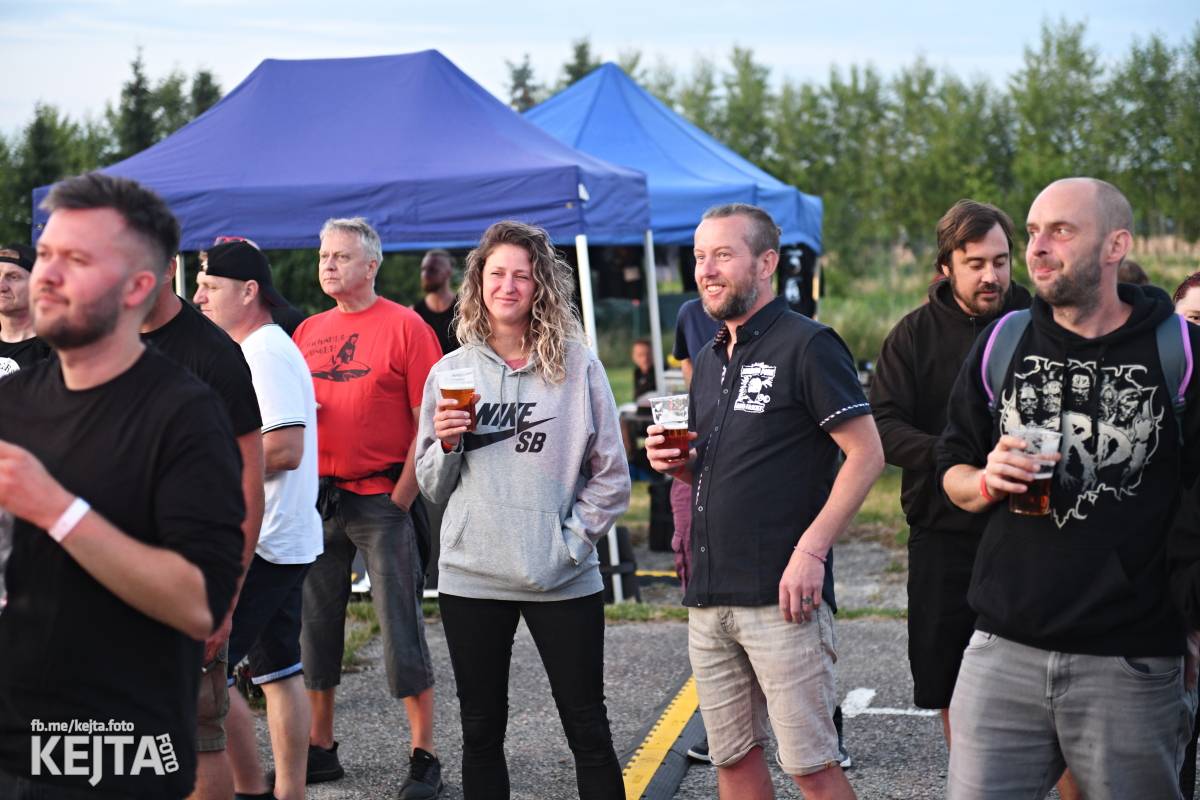 Fest a půl odstartoval naplno: První den nabídl punkrock v podání M3ta, Zvýšenýho rizika, Houby či PUM