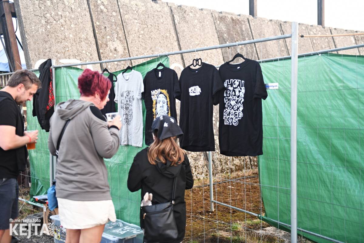 Fest a půl odstartoval naplno: První den nabídl punkrock v podání M3ta, Zvýšenýho rizika, Houby či PUM