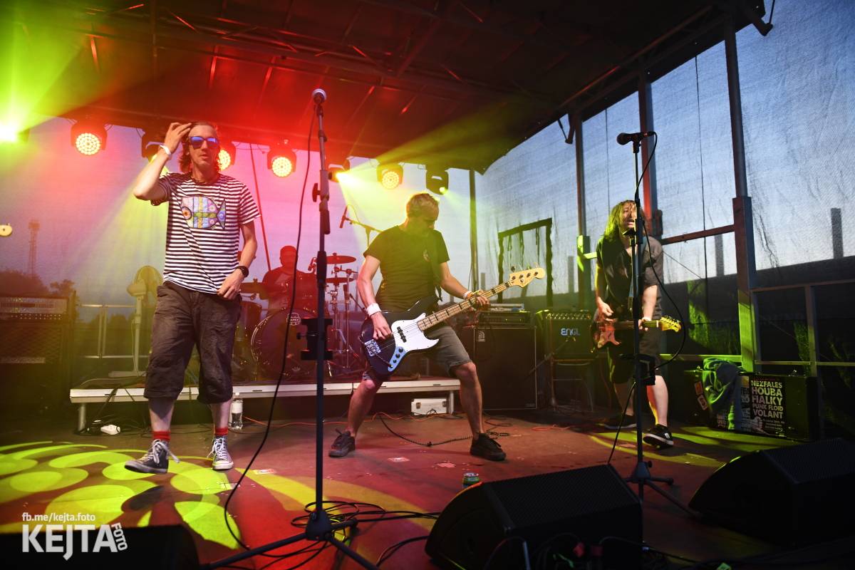 Fest a půl odstartoval naplno: První den nabídl punkrock v podání M3ta, Zvýšenýho rizika, Houby či PUM