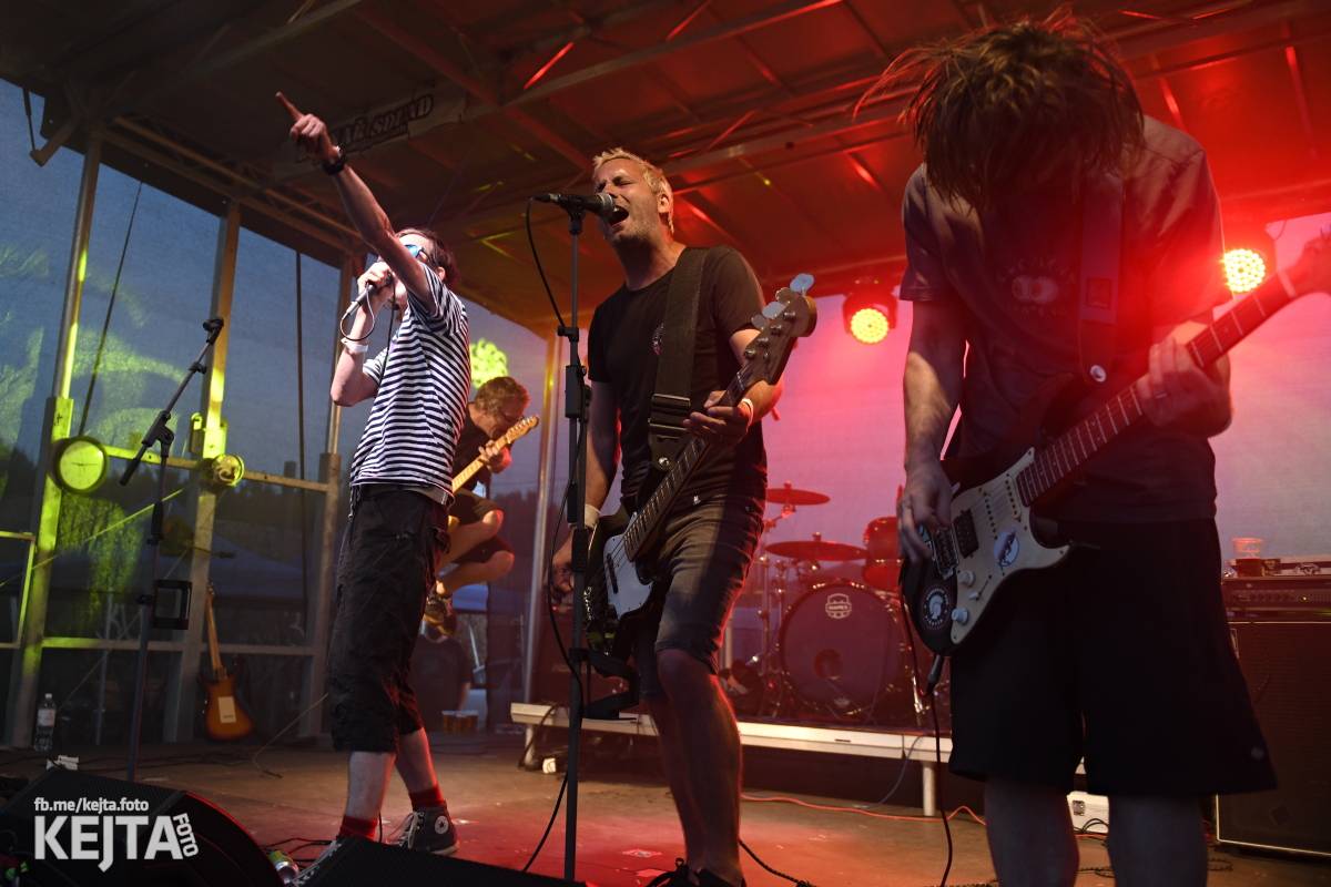 Fest a půl odstartoval naplno: První den nabídl punkrock v podání M3ta, Zvýšenýho rizika, Houby či PUM