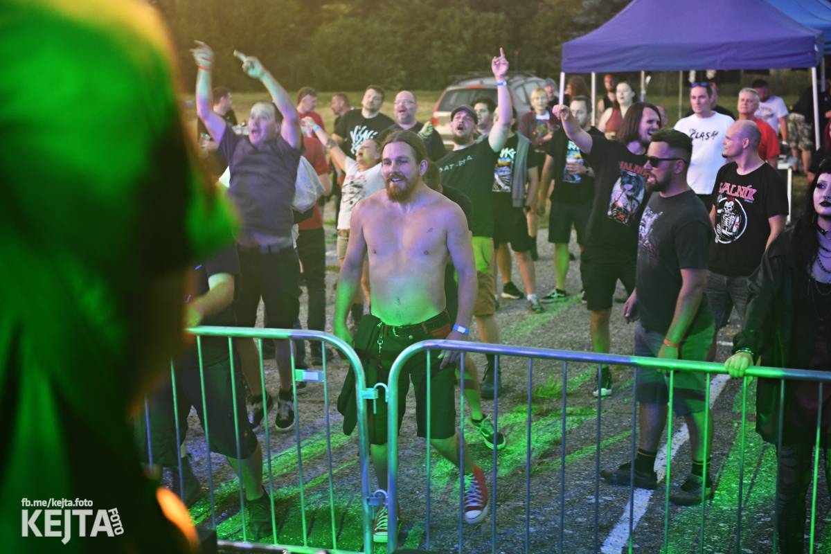 Fest a půl odstartoval naplno: První den nabídl punkrock v podání M3ta, Zvýšenýho rizika, Houby či PUM