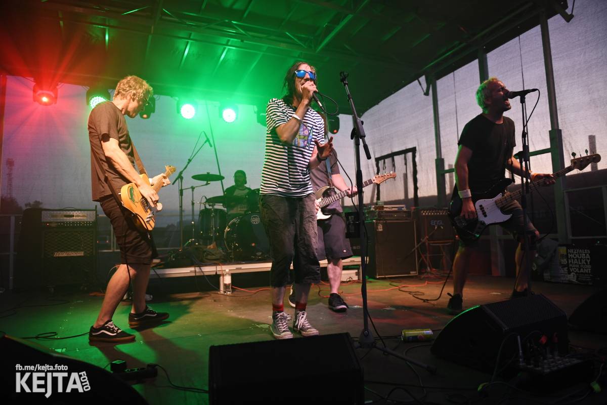 Fest a půl odstartoval naplno: První den nabídl punkrock v podání M3ta, Zvýšenýho rizika, Houby či PUM