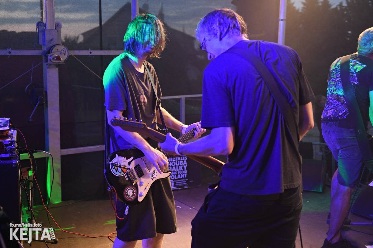 Fest a půl odstartoval naplno: První den nabídl punkrock v podání M3ta, Zvýšenýho rizika, Houby či PUM