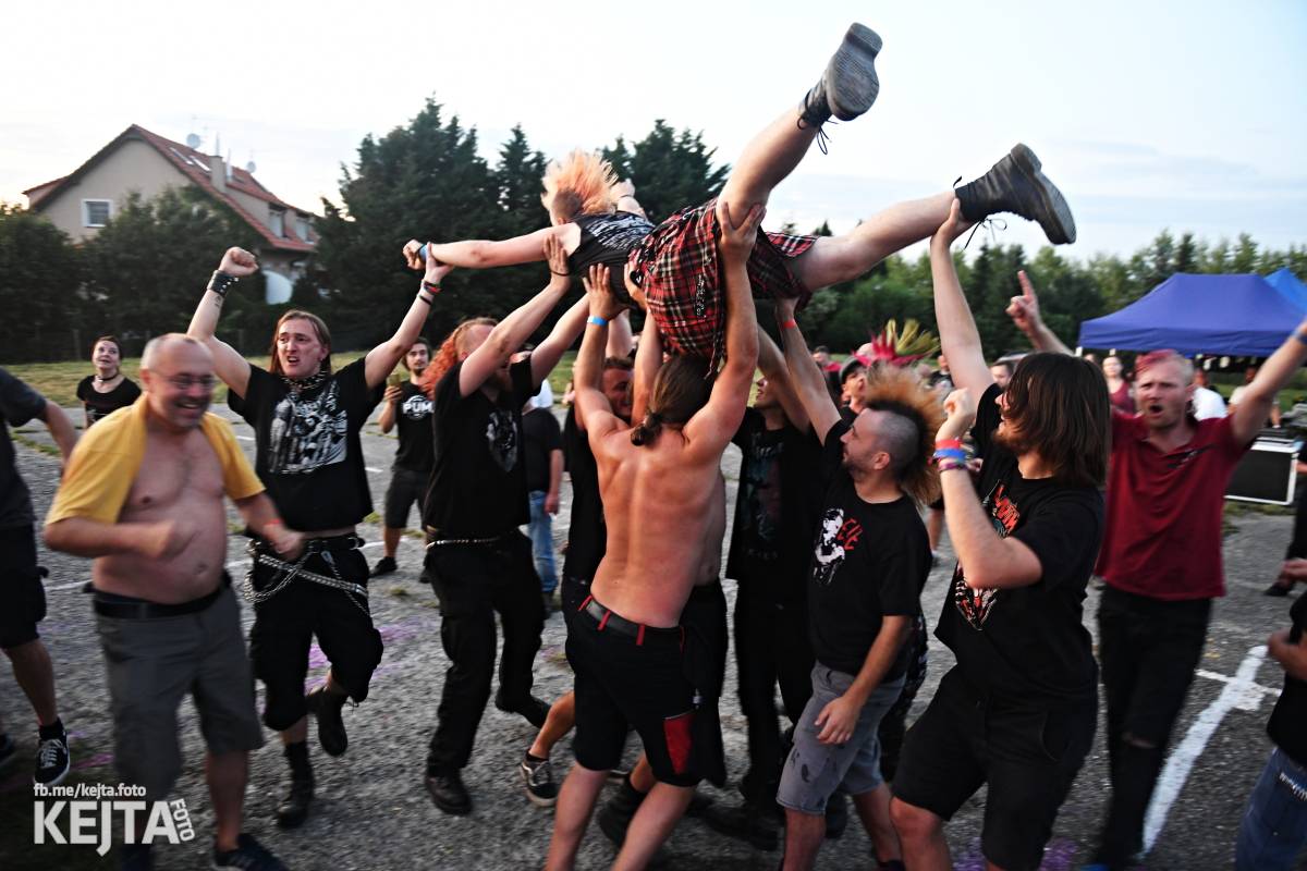 Fest a půl odstartoval naplno: První den nabídl punkrock v podání M3ta, Zvýšenýho rizika, Houby či PUM