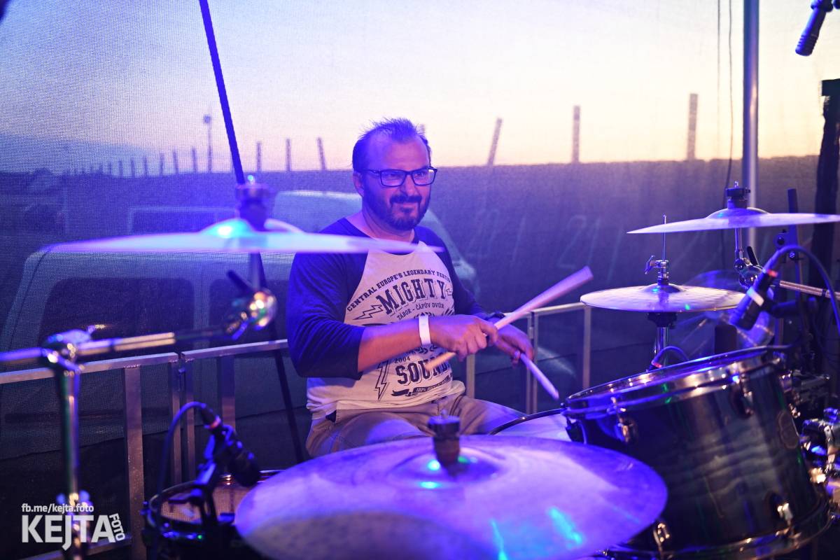 Fest a půl odstartoval naplno: První den nabídl punkrock v podání M3ta, Zvýšenýho rizika, Houby či PUM