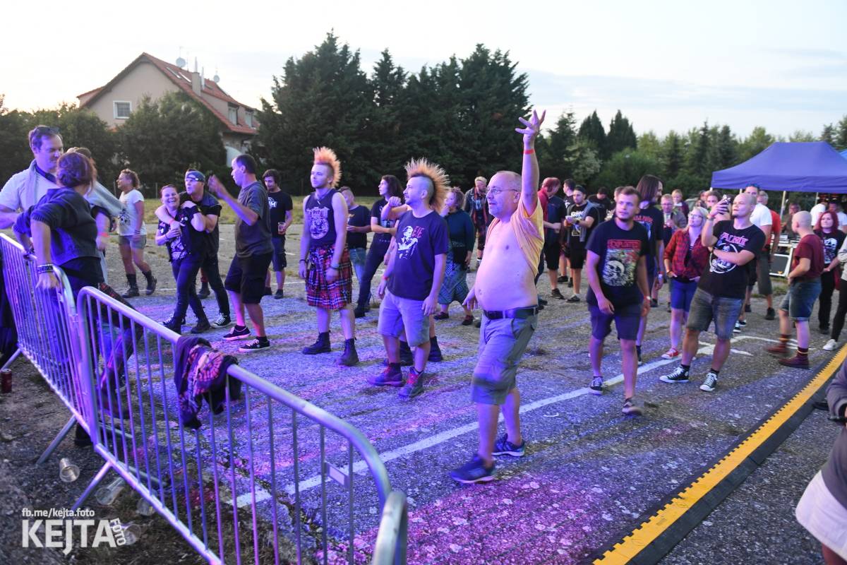 Fest a půl odstartoval naplno: První den nabídl punkrock v podání M3ta, Zvýšenýho rizika, Houby či PUM