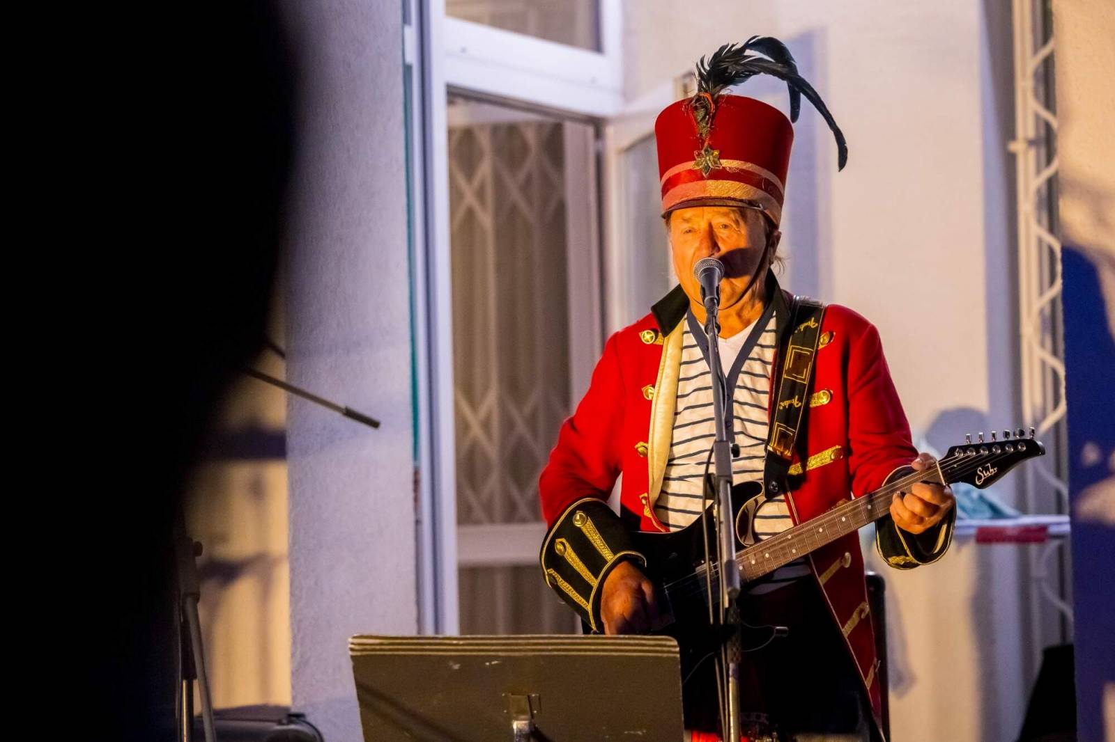 Velbloud, lamy i cirkusový průvod. Petr Janda si pro kolegy připravil zahradní párty