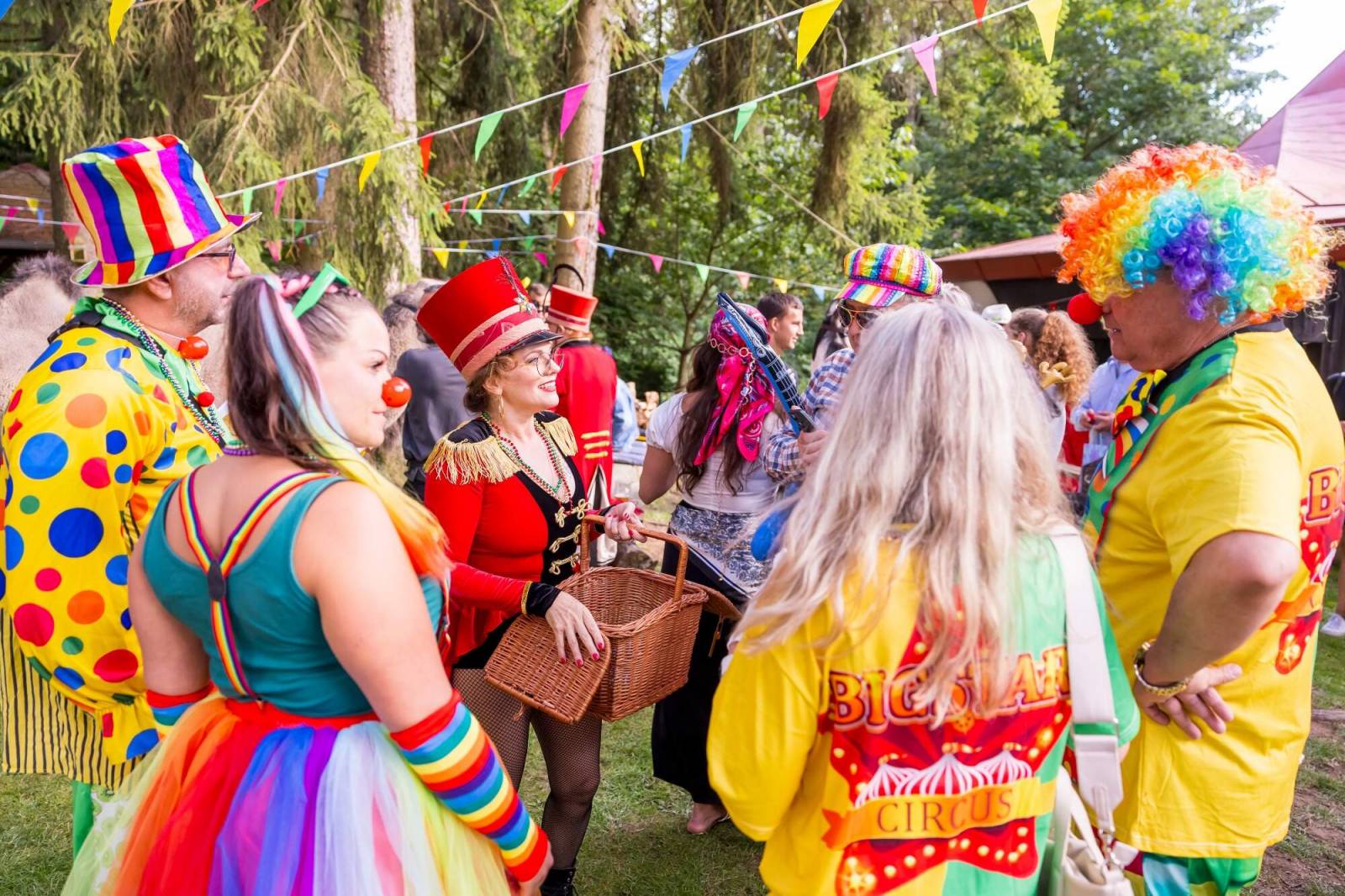 Velbloud, lamy i cirkusový průvod. Petr Janda si pro kolegy připravil zahradní párty