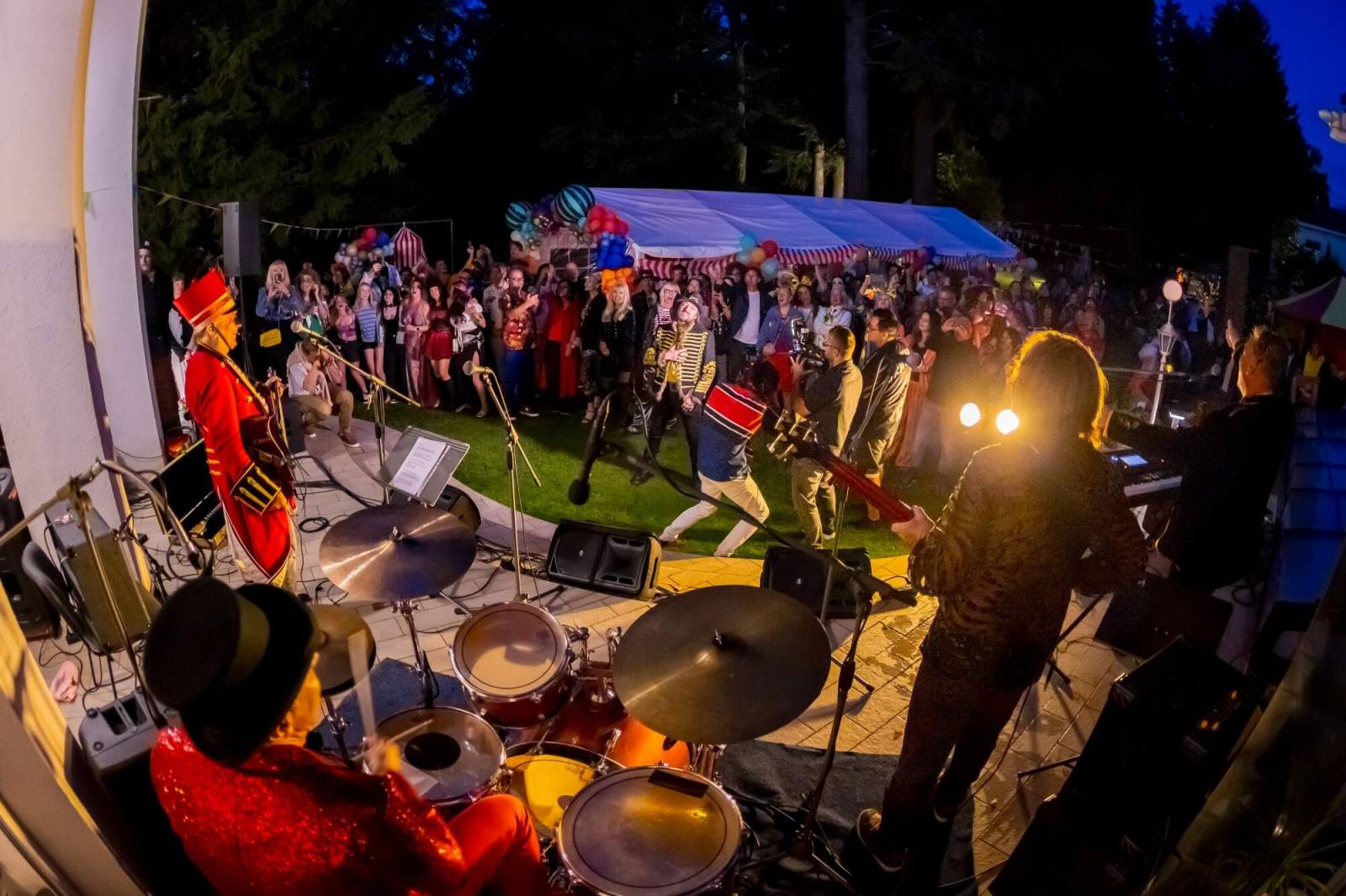 Velbloud, lamy i cirkusový průvod. Petr Janda si pro kolegy připravil zahradní párty