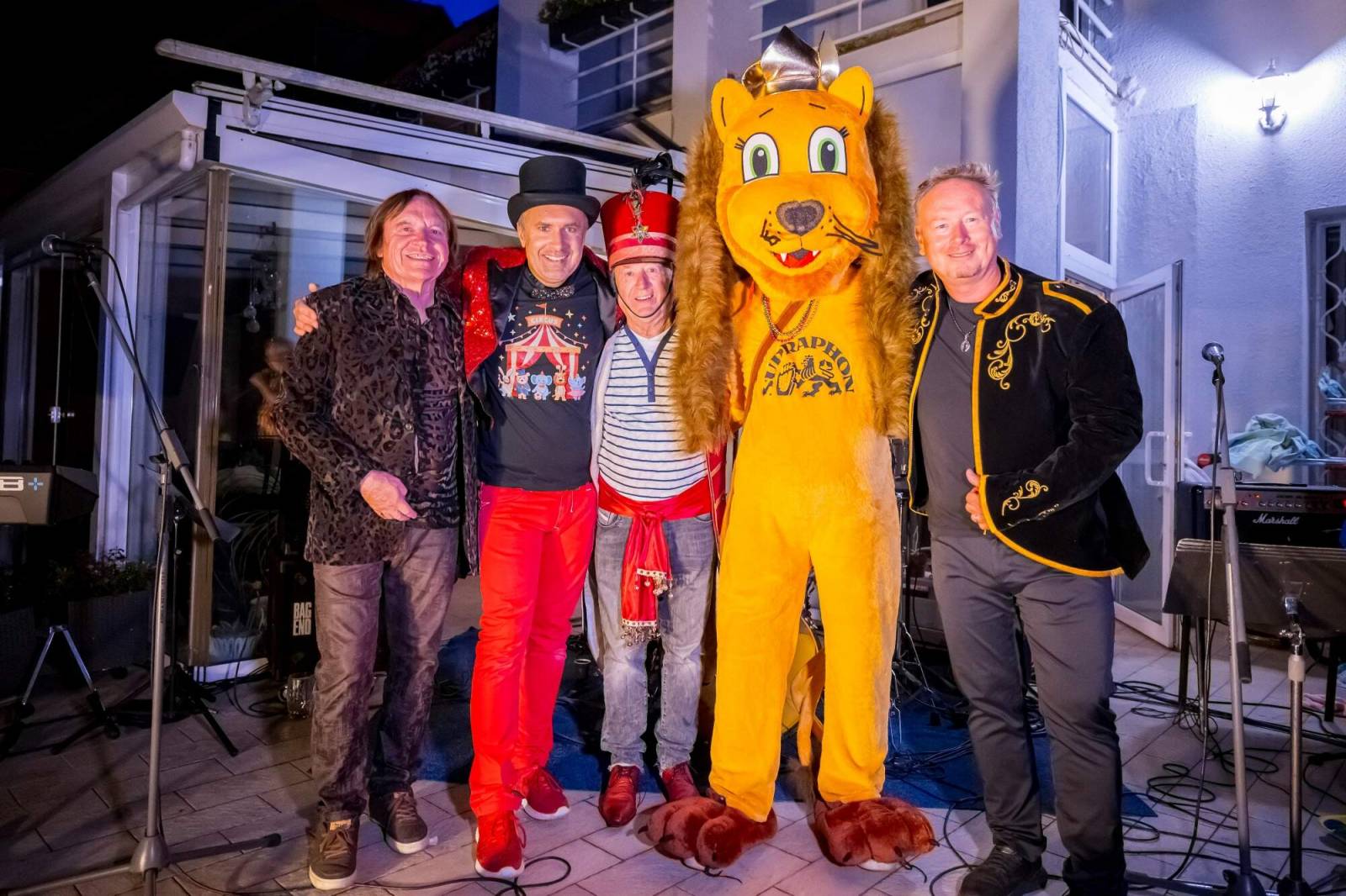 Velbloud, lamy i cirkusový průvod. Petr Janda si pro kolegy připravil zahradní párty