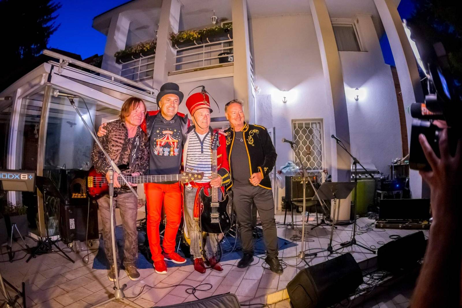 Velbloud, lamy i cirkusový průvod. Petr Janda si pro kolegy připravil zahradní párty