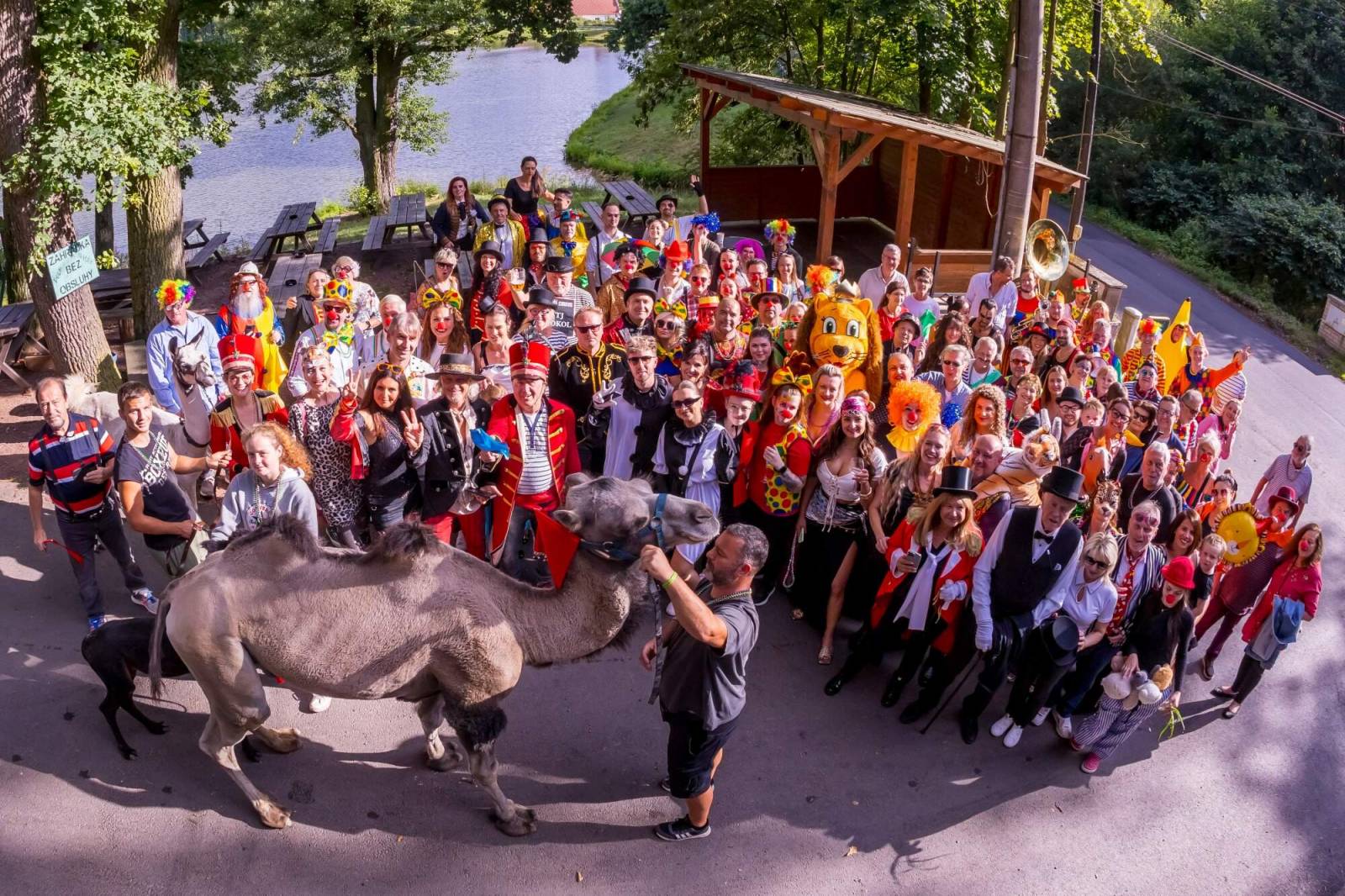 Velbloud, lamy i cirkusový průvod. Petr Janda si pro kolegy připravil zahradní párty